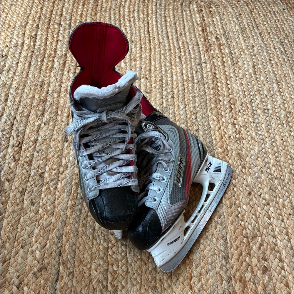 Bauer Vapor x4 Hockey Skates - kids size 5, Black, Red, and Gray - Picture 4 of 11
